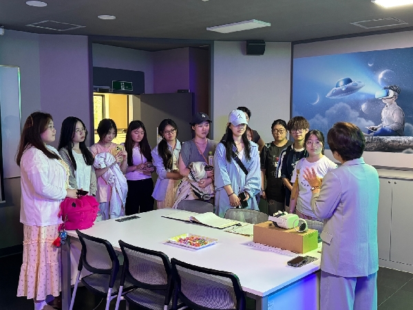 중국인 학생 센터 방문 XR 체험 안내 대표이미지