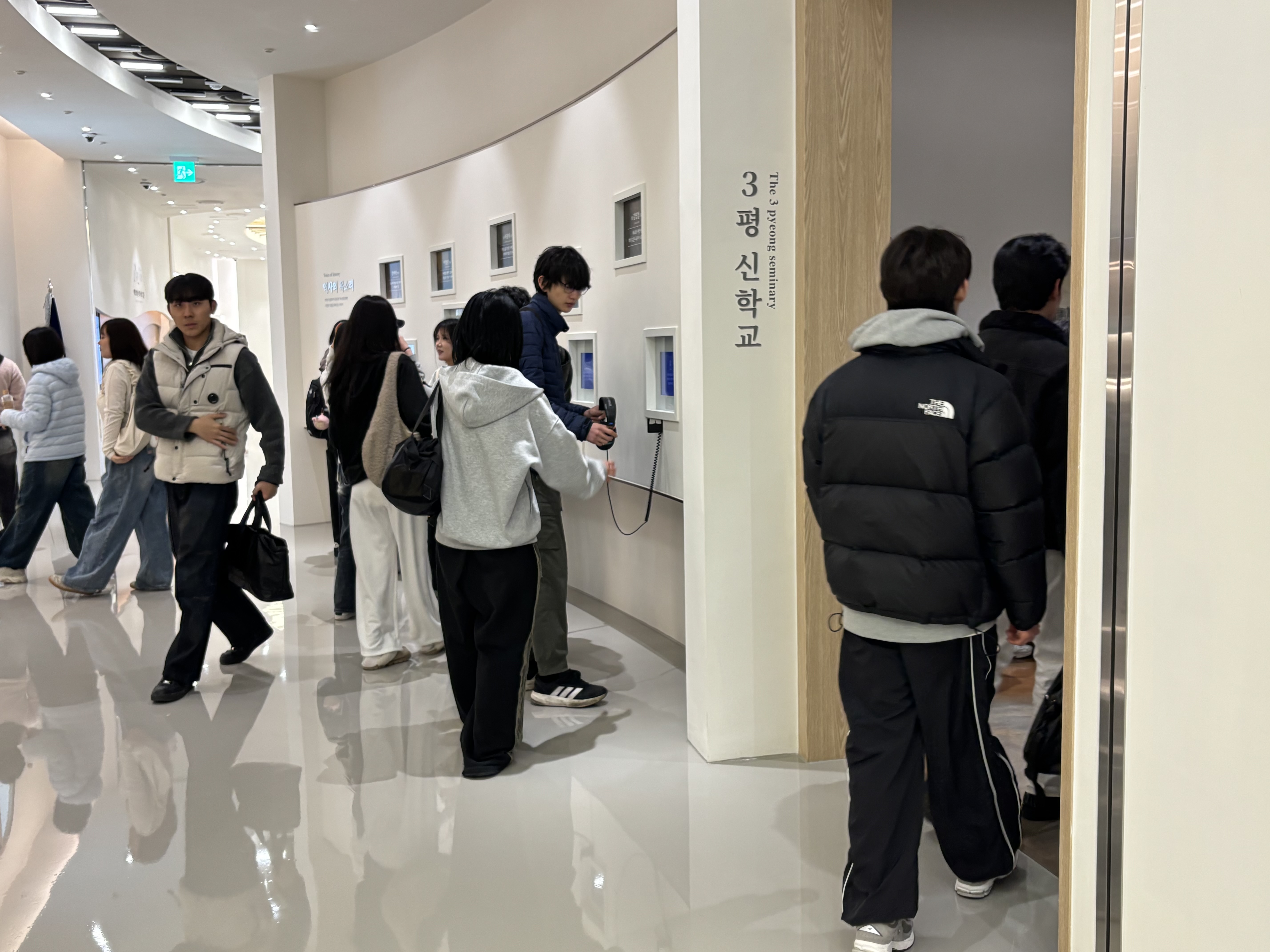 [2026.03.16] 백석대 경찰학부 임형진 교수, 문화대 간호학과 범은애 교수, 뷰티디자인학과 문금옥 교수 반 관람 2번째 첨부파일 이미지