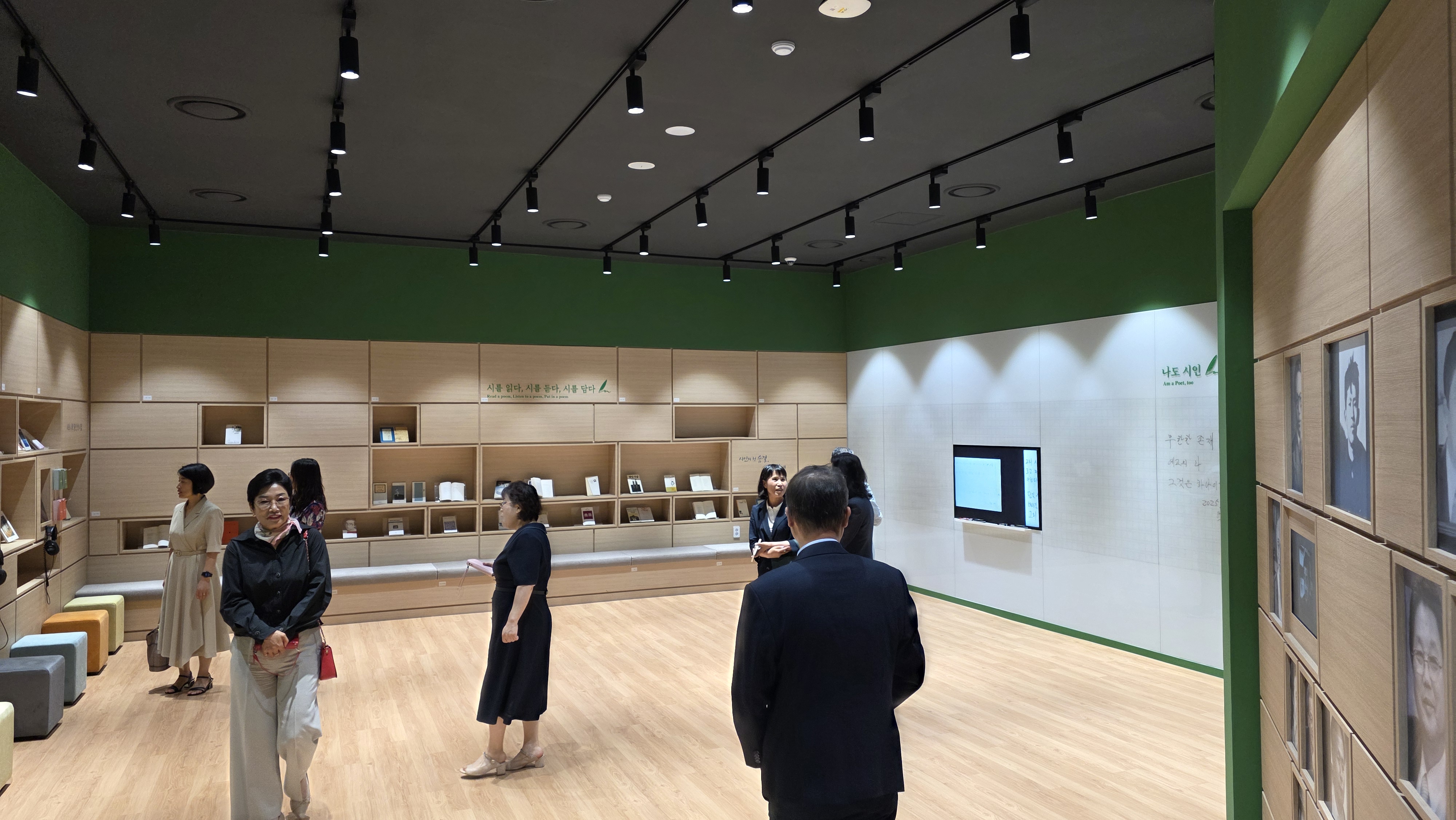 [2025.09.17] 천안시 장기요양협회 임원진 및 교수 관람 1번째 첨부파일 이미지