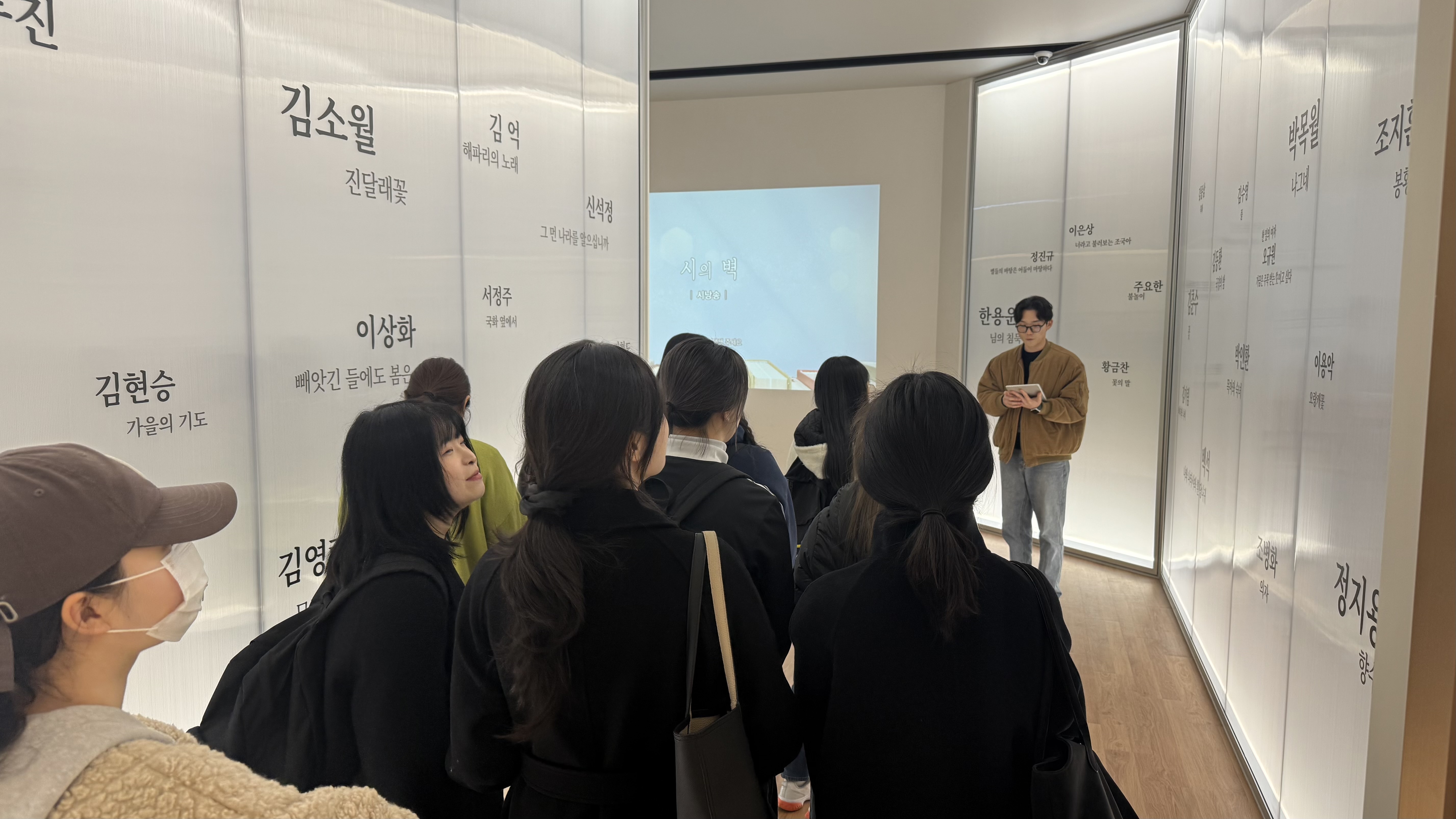 [2026.03.17] 백석대 이계능 교수, 간호학과 이선희 교수, 사회복지학과 김진이 교수, 노인복지학과 백경원, 강기정, 서동민 교수 반 관람 1번째 첨부파일 이미지