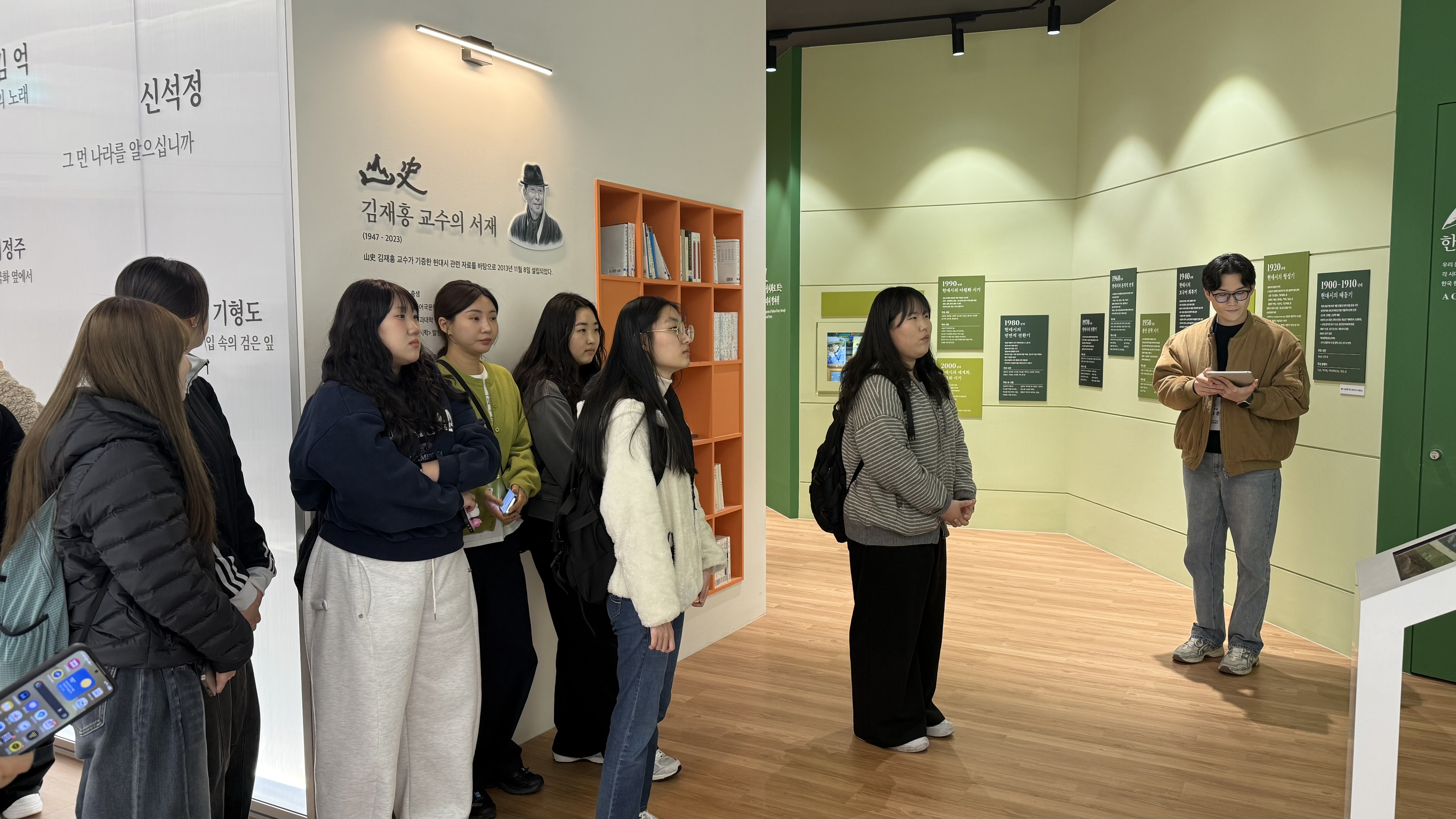 [2026.03.17] 백석대 이계능 교수, 간호학과 이선희 교수, 사회복지학과 김진이 교수, 노인복지학과 백경원, 강기정, 서동민 교수 반 관람 2번째 첨부파일 이미지