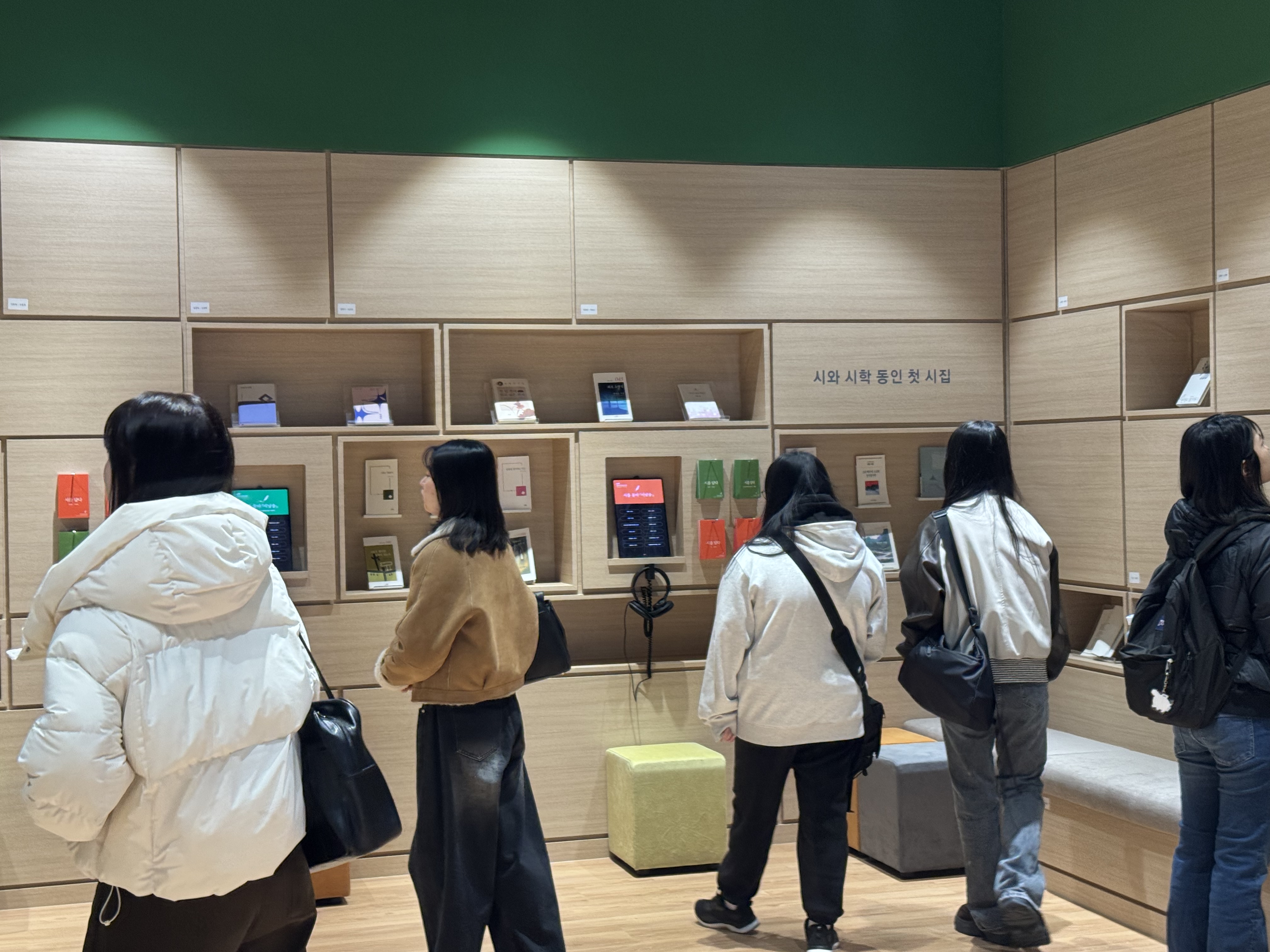 [2026.03.17] 백석대 이계능 교수, 간호학과 이선희 교수, 사회복지학과 김진이 교수, 노인복지학과 백경원, 강기정, 서동민 교수 반 관람 5번째 첨부파일 이미지