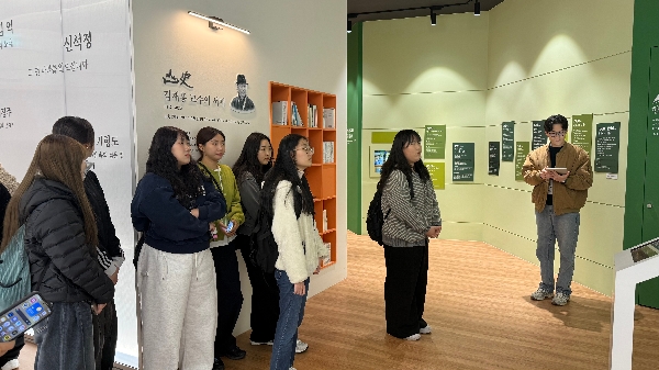 [2026.03.17] 백석대 이계능 교수, 간호학과 이선희 교수, 사회복지학과 김진이 교수, 노인복지학과 백경원, 강기정, 서동민 교수 반 관람 대표이미지